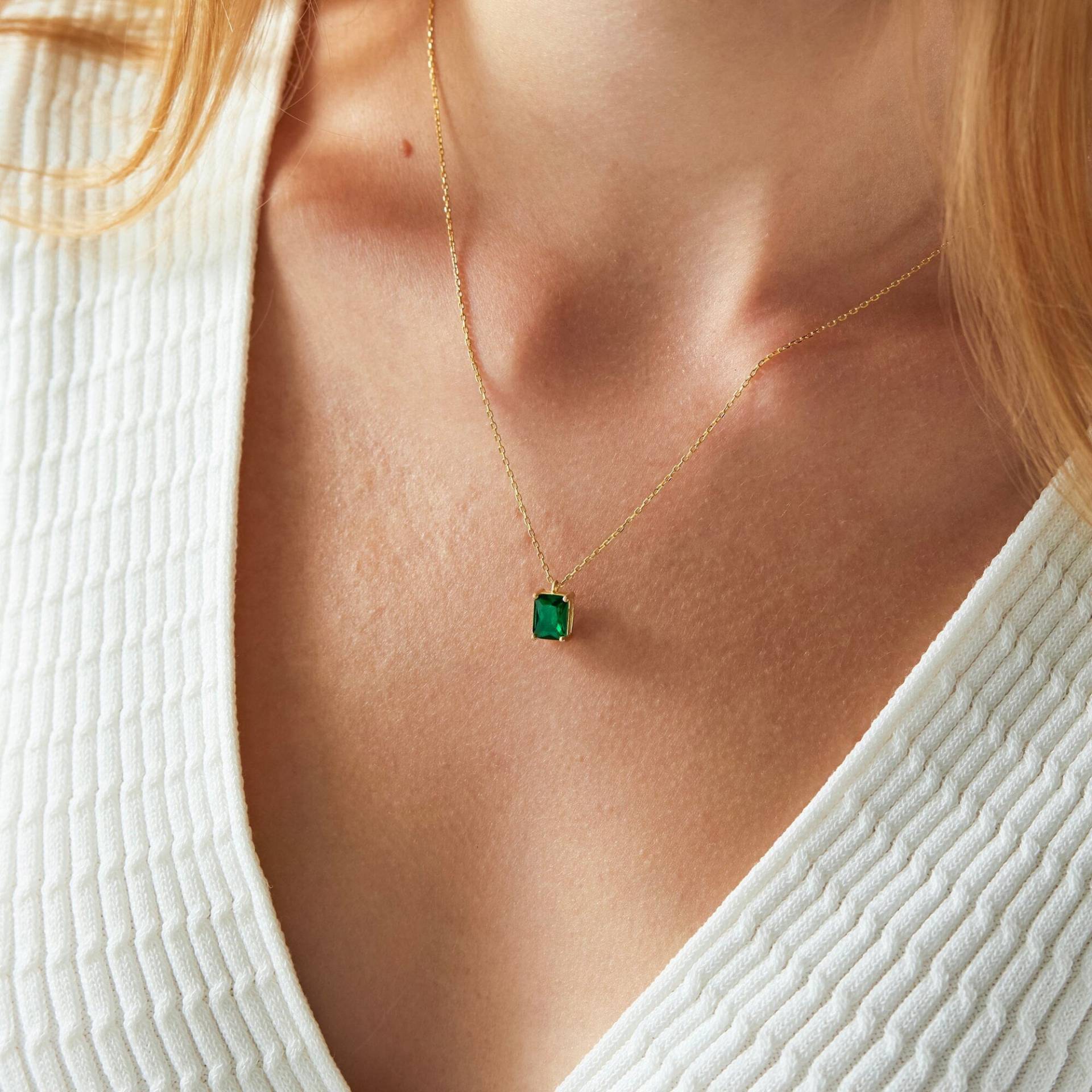 14K Gold Smaragd Halskette, Minimalist Personalisierte Weihnachtsgeschenk, Zierlicher Birthstone Schmuck, Geschenke Für Sie von YourNamesJewelry
