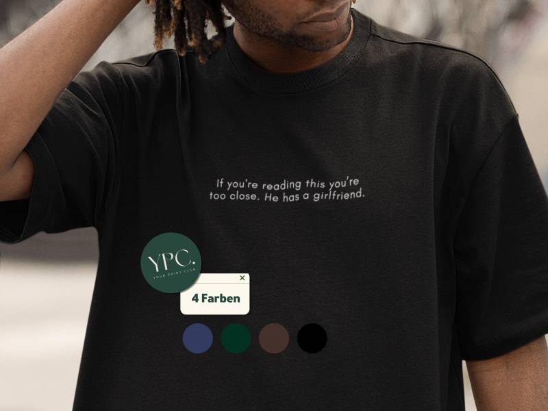 If You Can Read This You're Too Close. He Has A Girlfriend T-Shirt Geschenk Freund Mann Lustiges Oversize If You Can Read This You're Too Close. He Has A Girlfriend T-Shirt Geschenk Freund Mann Lustiges Oversize von YourPrintClub
