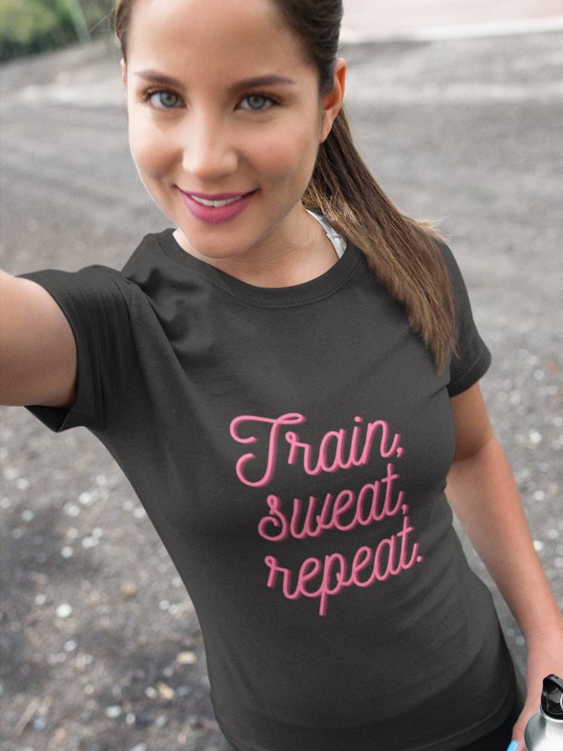 Train Sweat Wiederholung Fitness Geschenk Gym Zitate Tshirt Crossfit Zitat Workout Shirt Train Sweat Wiederholung Fitness Geschenk Gym Zitate Tshirt Crossfit Zitat Workout Shirt von YourQuotesStore23