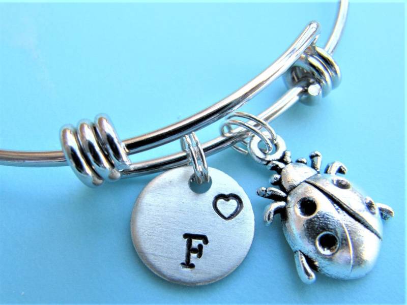 Marienkäfer Charm Armreif Edelstahlarmband Mit Gestempelter Initiale von YourSpecialCharms