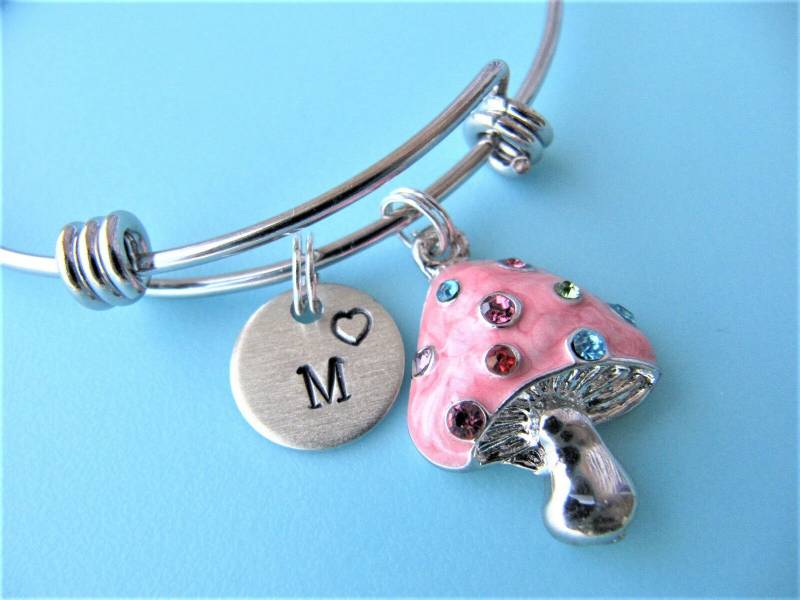 Rosa Emaille Pilz Armreif Gestempelter Initial Charm Armreif von YourSpecialCharms