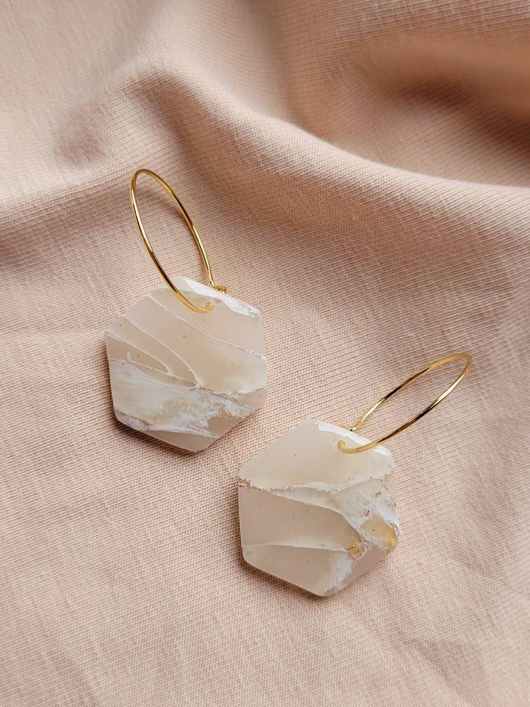 Polymer Clay Ohrringe|Evîn|Hexagon|Quartz|Geschenk|Hochzeit|Gold|Weiß|Beige|Geometrisch Polymer Clay Ohrringe|Evîn|Hexagon|Quartz|Geschenk|Hochzeit|Gold|Weiß|Beige|Geometrisch von YourTimelessLove