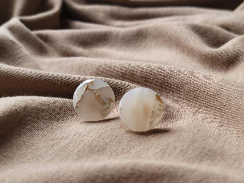 Polymer Clay Ohrringe|Evîn|Rund|Quartz|Geschenk|Hochzeit|Gold|Weiß|Beige|Geometrisch Polymer Clay Ohrringe|Evîn|Rund|Quartz|Geschenk|Hochzeit|Gold|Weiß|Beige|Geometrisch von YourTimelessLove