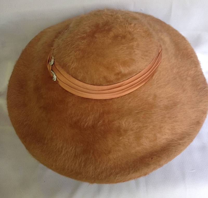 Adele Claire Breite Krempe Mütze Adele Claire Breite Krempe Mütze von YourTurnVintageStore