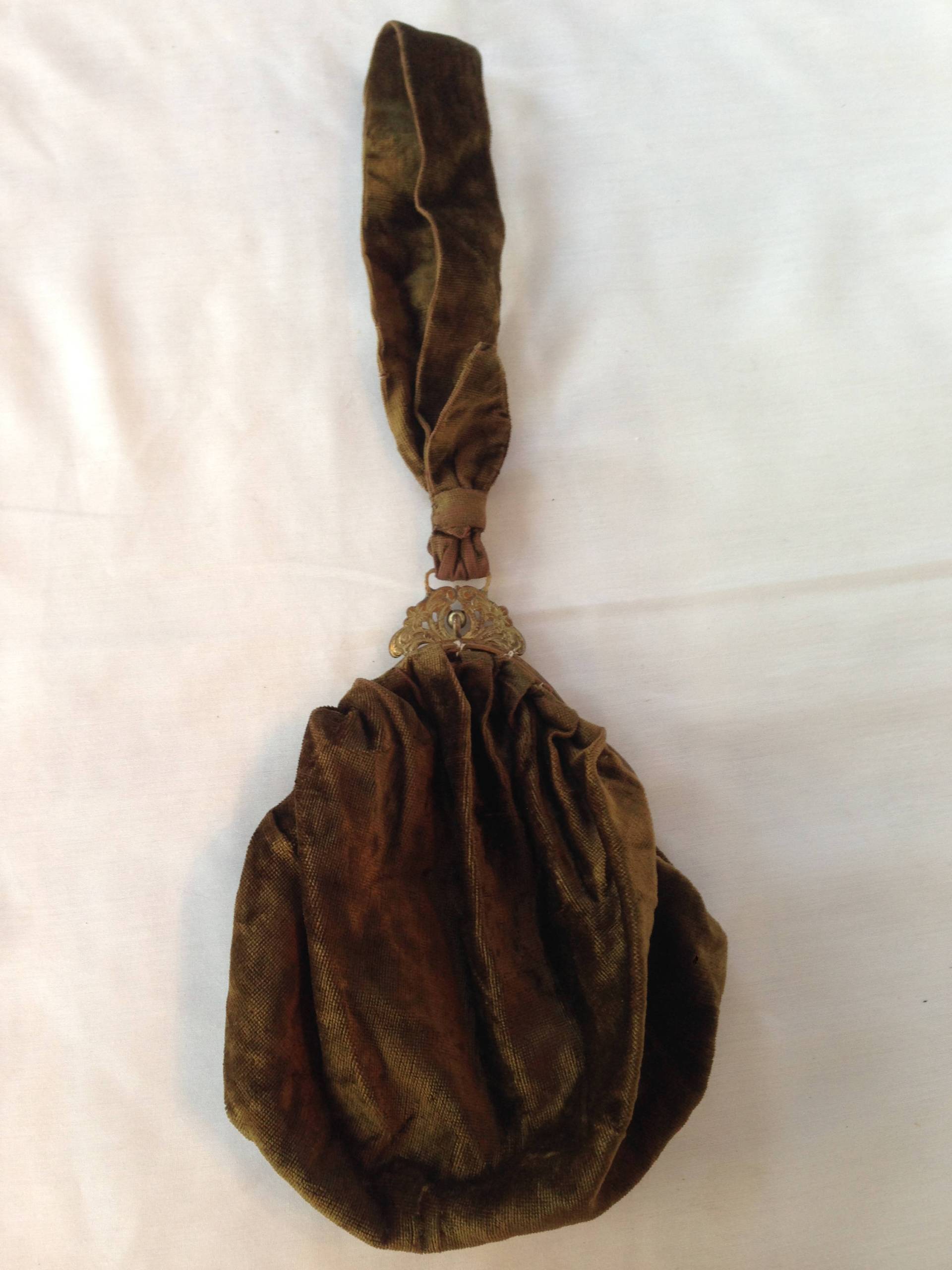 Jugendstil Avocadogrüne Samt-Beuteltasche Wristlet von YourTurnVintageStore