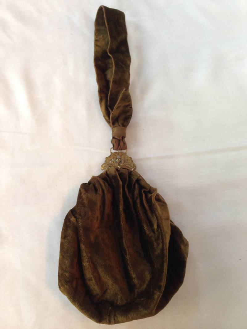 Jugendstil Avocadogrüne Samt-Beuteltasche Wristlet Jugendstil Avocadogrüne Samt-Beuteltasche Wristlet von YourTurnVintageStore