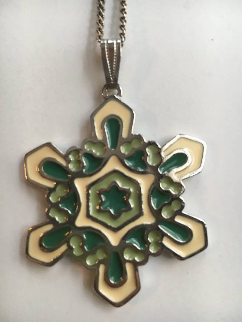 Schneeflocke Cookie Ornament Halskette Von Wallace Silberschmiede von YourTurnVintageStore