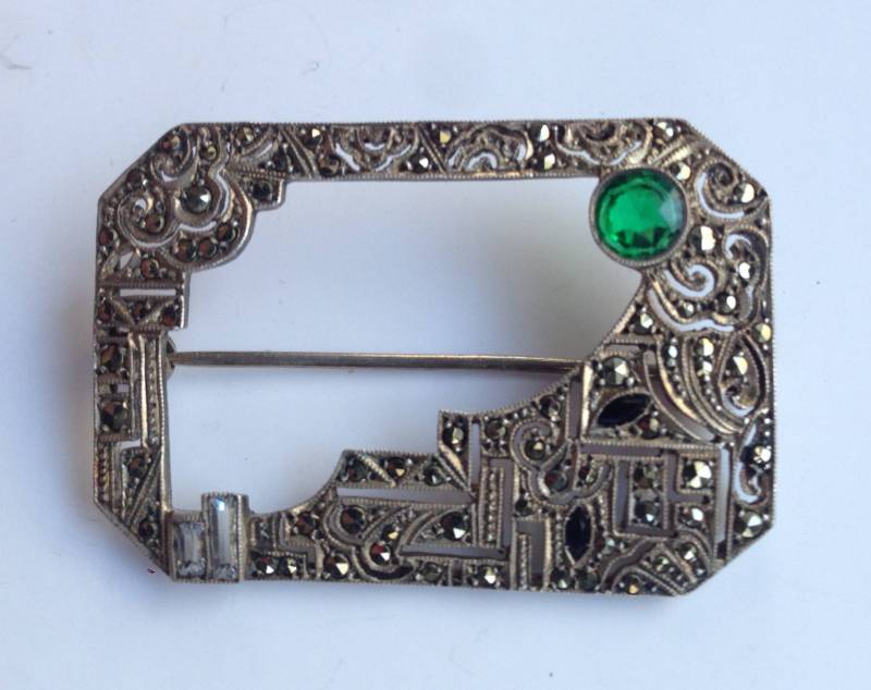 Silberne Markasiten Brosche Mit Grünem Stein Silberne Markasiten Brosche Mit Grünem Stein von YourTurnVintageStore