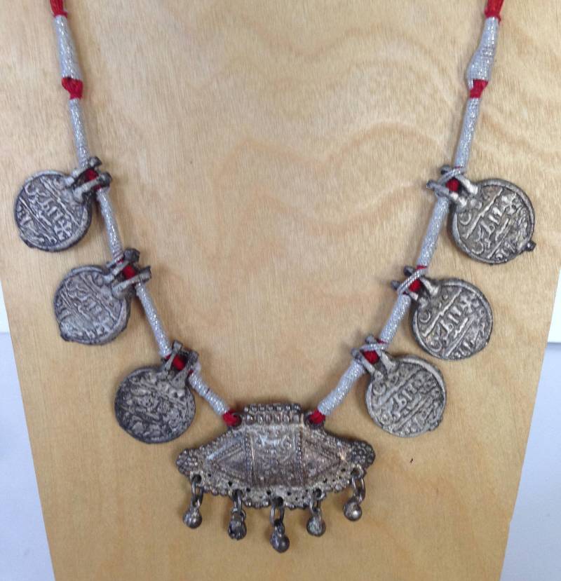 Vintage 1970Er Jahre Weiße Metall Faux Münze Halskette Indien Vintage 1970Er Jahre Weiße Metall Faux Münze Halskette Indien von YourTurnVintageStore