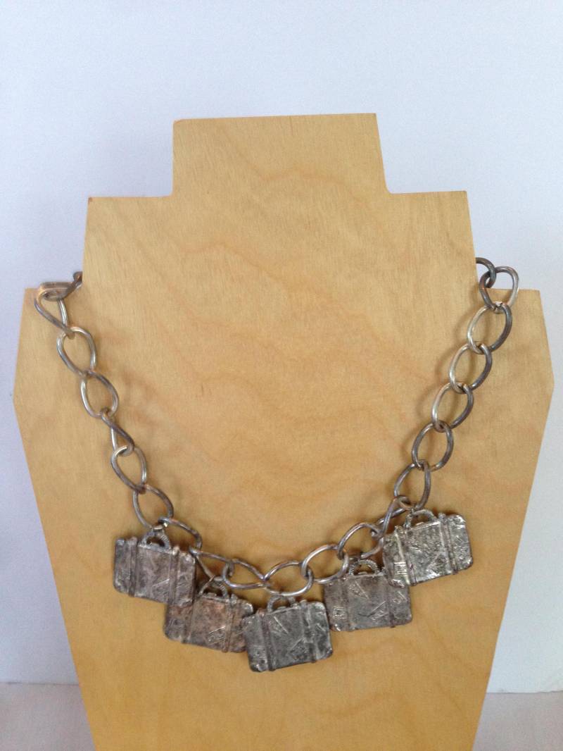 Weiße Metallkoffer Halskette Weiße Metallkoffer Halskette von YourTurnVintageStore