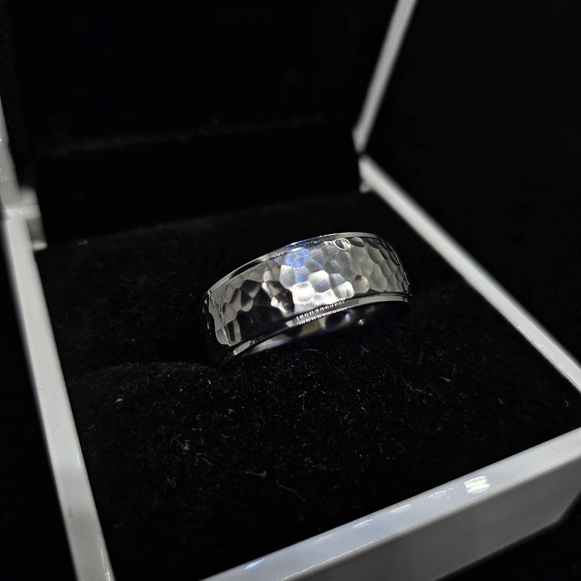 Breiter Ring Mit Gehämmertem Design Für Freundin Valentinsgeschenk Ideal Geburtstag Weihnachten Oder Einfach Als Kleines Überraschungsgeschenk Breiter Ring Mit Gehämmertem Design Für Freundin Valentinsgeschenk Ideal Geburtstag Weihnachten Oder Einfach Als Kleines Überraschungsgeschenk von YourUniverseOFFICIAL