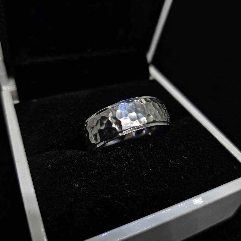 Breiter Ring Mit Gehämmertem Design Für Freundin Valentinsgeschenk Ideal Geburtstag Weihnachten Oder Einfach Als Kleines Überraschungsgeschenk von YourUniverseOFFICIAL