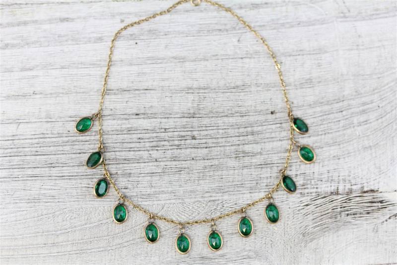 Art Deco Gold Filled Grün Kristall Fransen Halskette Lünette Offener Rücken 14 3/8 " von YourVintageStyle
