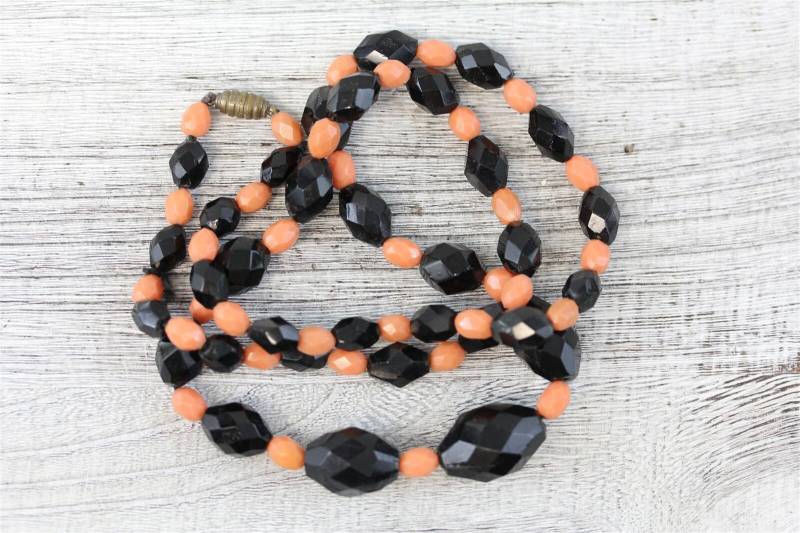 Art Deco Schwarze Glas Celluloid Perlenhalskette Abgestuftes Schönes Design 26 " von YourVintageStyle