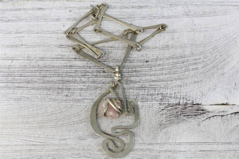 Vintage 60Er Jahre Studio Gehämmerter Pink Quarz Halskette Links Anhänger Silberfarben 54cm von YourVintageStyle