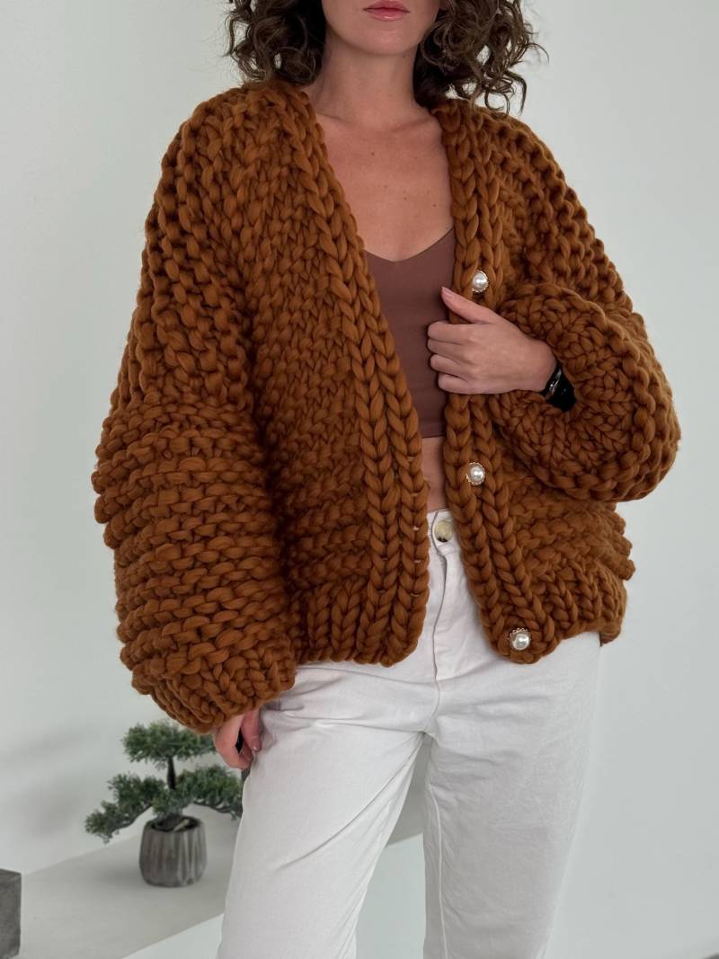 Handgemachter Grobstrick-Cardigan in Karamell - Damenpullover Im Boho-stil Mit Perlenknopf von YourYarnUa