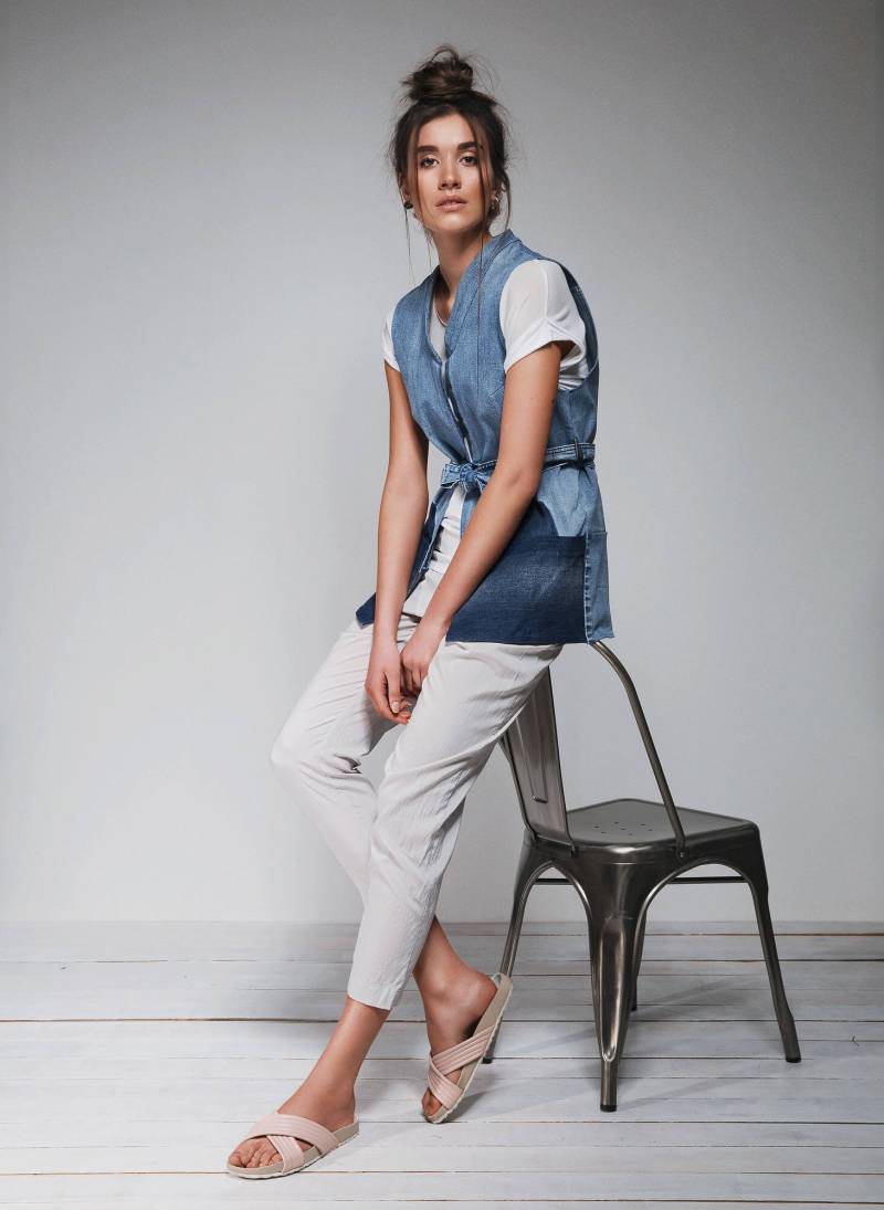 Blaue Jeansweste, Hellblau, Upcycled Damenweste, Distressed Denim, Recycelte Kleidung, Remade By Yoursagain von YoursAgainDenim