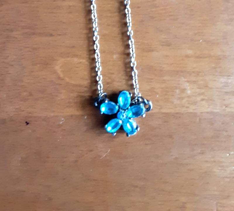Blaugrüner Strass Blumen Anhänger Re Fehlt Vintage Schmuck von YoursOccasionally