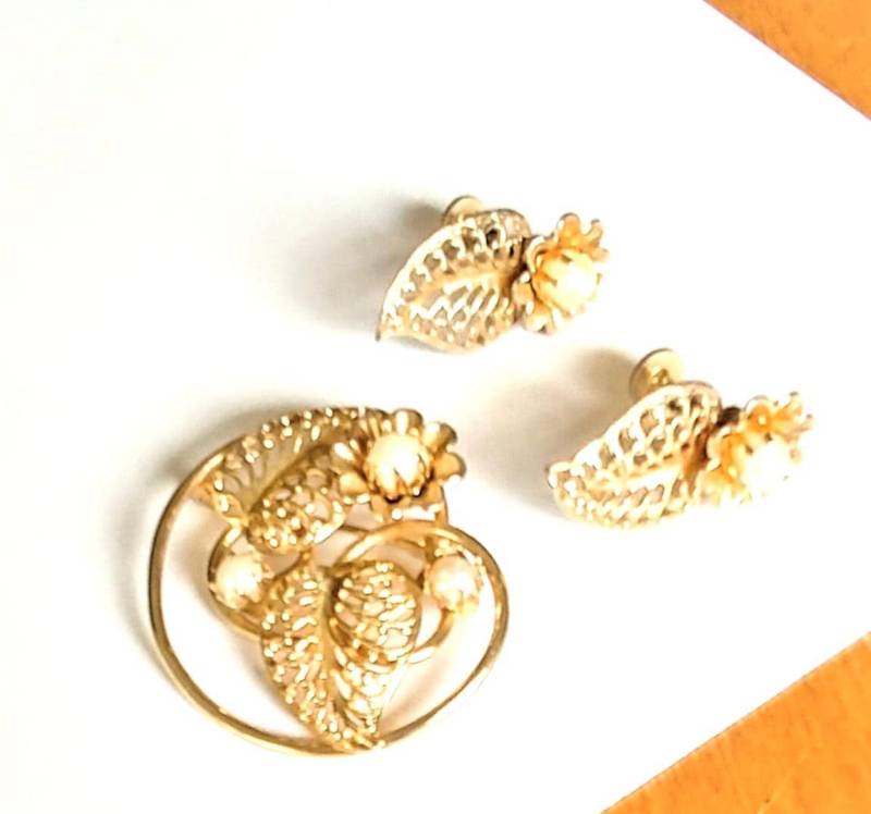 Vintage Gold Tone Filigrane Brosche Und Ohrringe Faux Perle Blume Blatt Schmuck Set von YoursOccasionally