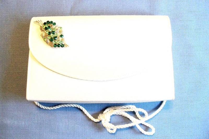 Weiße Clutch Mit Grüner Strass Brosche Brautparty von YoursOccasionally