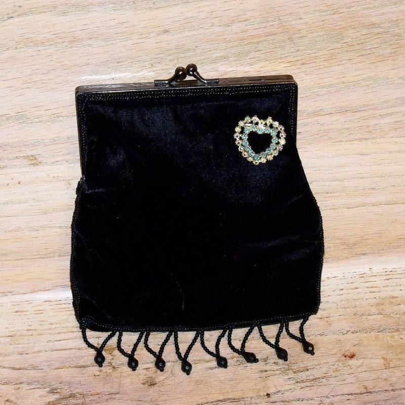 Vintage Schwarze Samt Abend Geldbörse Strass Herz Brosche, Perlen Fransen von YoursOccasionally