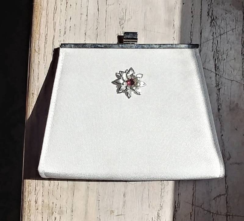 Weisse, Schimmernde Clutch Silberne Borte, Strassbrosche, Wiederverwendete Teile von YoursOccasionally