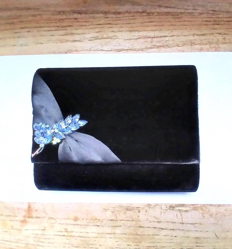 Schwarze Samt Clutch Vintage Blaue Strass Brosche, Restyled Geldbörse von YoursOccasionally
