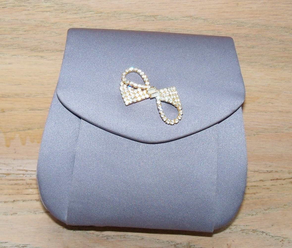 Graue Abendtasche Mit Strassband-Brosche Graue Abendtasche Mit Strassband-Brosche von YoursOccasionally