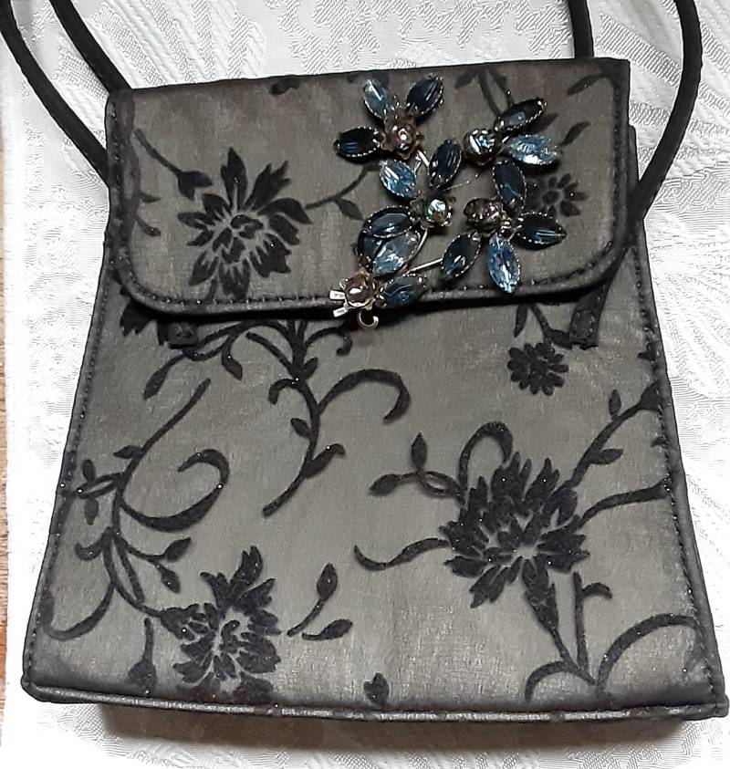 Liz Claidose Schwarz Florale Geldbörse Mit Blauer Strass Brosche von YoursOccasionally