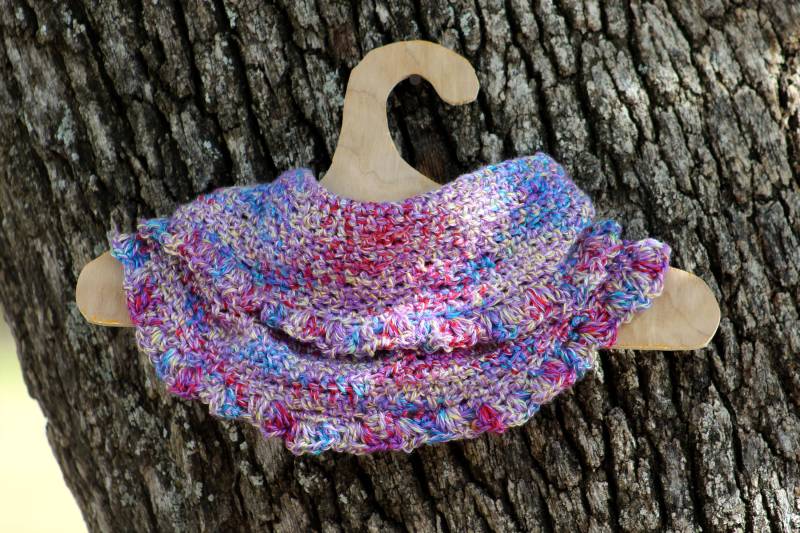 Handgemachter Gehäkelter Schal Mit Rüschen Handgemachter Gehäkelter Schal Mit Rüschen von YoyoStrings