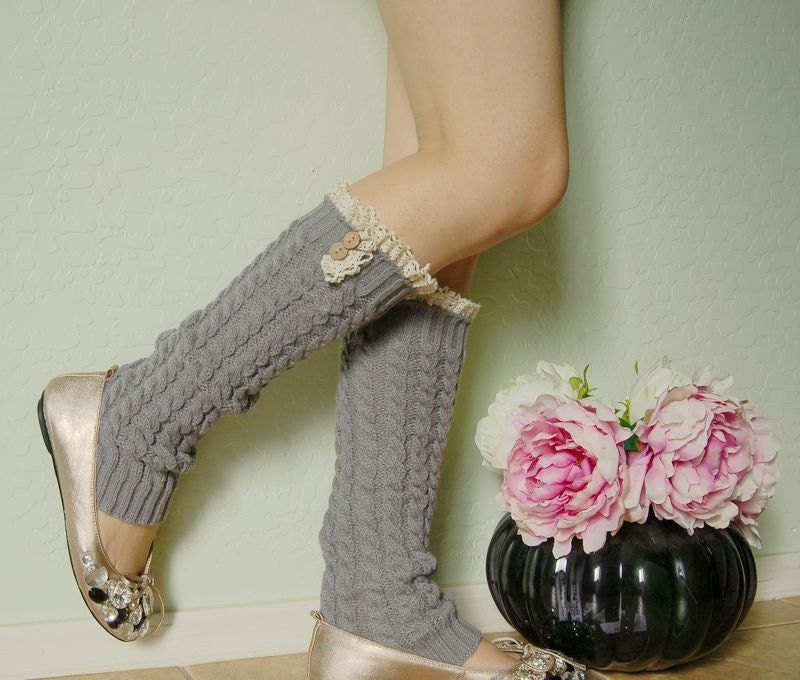 Schönes Geschenk Für Sie .spitze Stulpen.süße Graue Beinwärmer, Stiefel Socken, Sie, Lange Stulpen Mit Niedlicher Weißer Spitze Schönes Geschenk Für Sie .spitze Stulpen.süße Graue Beinwärmer, Stiefel Socken, Sie, Lange Stulpen Mit Niedlicher Weißer Spitze von YoyoVintageLife