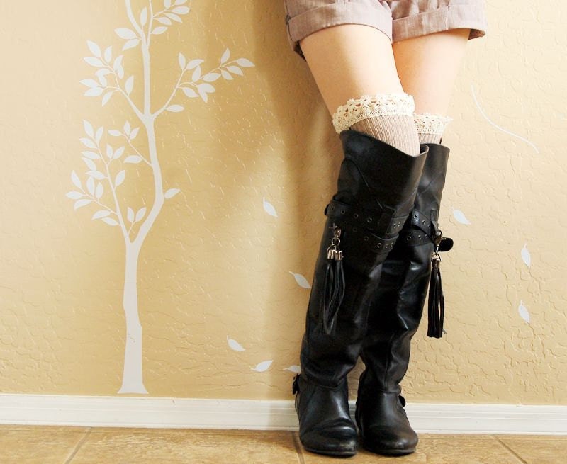 Zum Verkauf Wunderschöne Spitzen-Beinswärmer. Khaki Und Charcoal Stiefel Socken Mit Spitze, Süßes Geburtstagsgeschenk Für Sie. Holzkohle Lange Hohe Zum Verkauf Wunderschöne Spitzen-Beinswärmer. Khaki Und Charcoal Stiefel Socken Mit Spitze, Süßes Geburtstagsgeschenk Für Sie. Holzkohle Lange Hohe von YoyoVintageLife