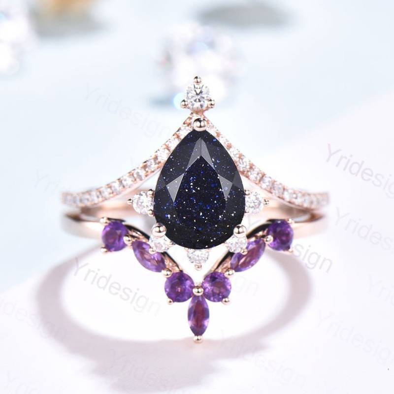 2 Stück Pear Galaxy Verlobungsring Set Blauer Sandstein Ring Art Deco Lab Erstellt Mystic Rose Gold Galaxie Stern Blau Gebogen Amethyst Band von Yridesign