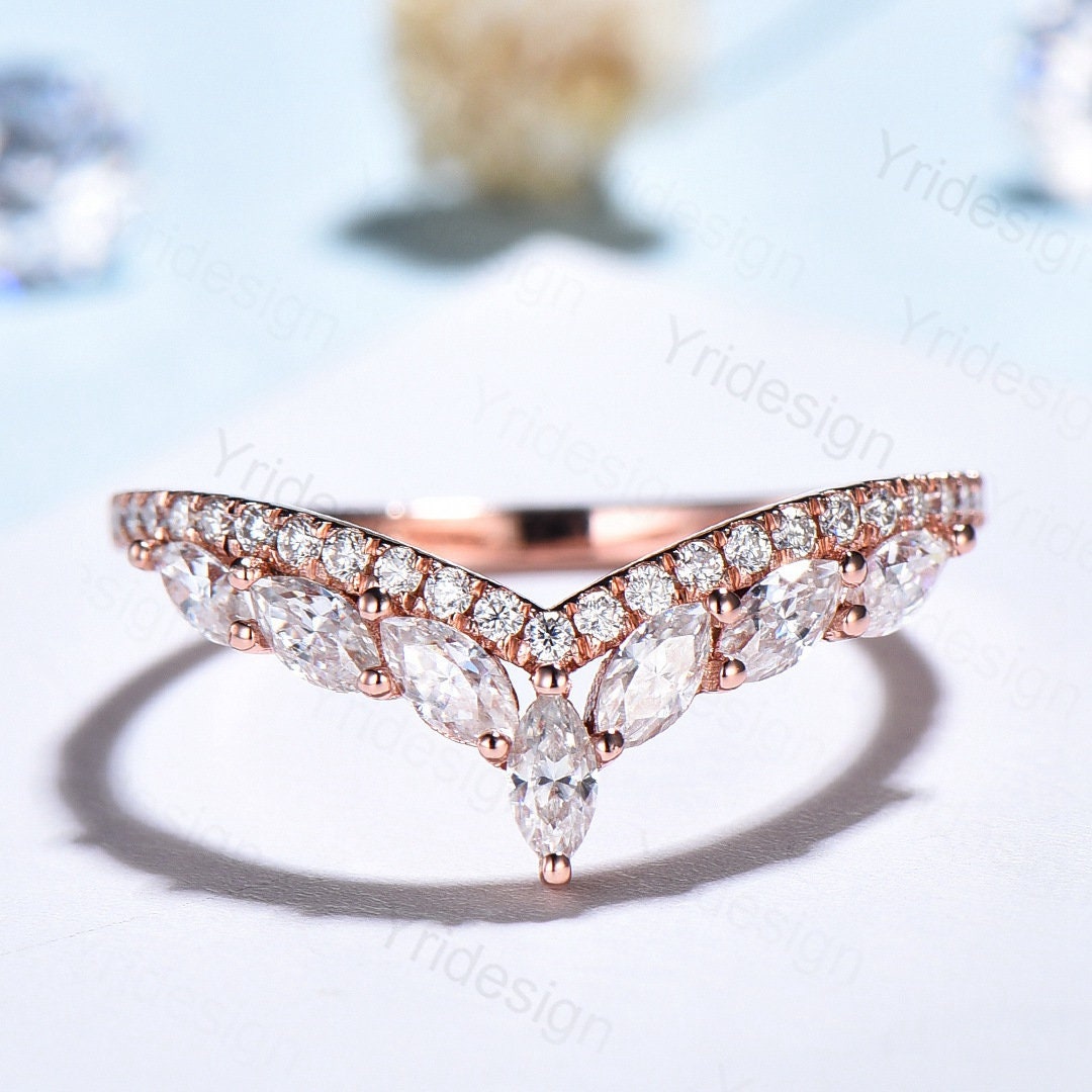 Diamant Ehering Für Frauen Unikat Hochzeitsband Rosegold Vintage Gewölbt V Marquise Moissanit Passendes Band Stapeln Jubiläumsring von Yridesign