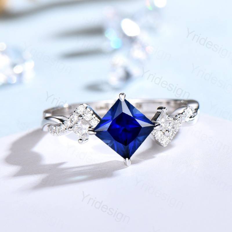 Einzigartiger 5mm Princess Cut Saphir Ring Gedreht-Zierlich Blauer Moissanit Verlobungsring-Weiß Gold Unendlichkeit Jubiläumsring von Yridesign