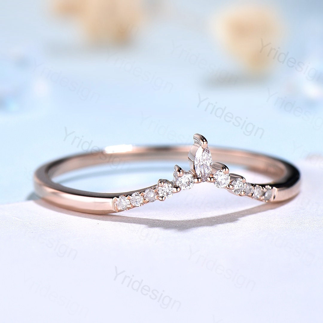 Geschwungener Ehering Roségold Marquise Schliff Diamant Moissanite Band Frauen Chevron Matching Stacking Ring Einzigartiges Versprechen Jubiläumsband von Yridesign