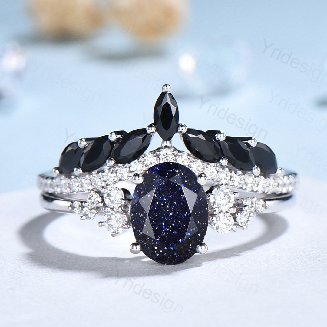 Ovaler Blauer Sandstein Verlobungsring Set 14K Roségold Galaxy Vintage Unikat Schwarzer Diamant Moissanit Ring Für Frauen von Yridesign