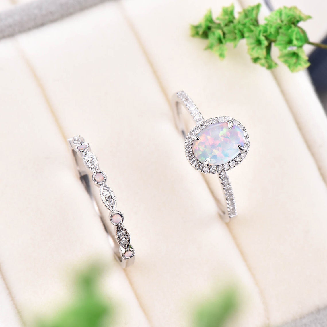 Ovaler Weißer Feuer Opal Verlobungsring Set Weißgold Diamant Heiligenschein Ring Antik Saphir Ehering Oktober Geburtsstein Brautring von Yridesign