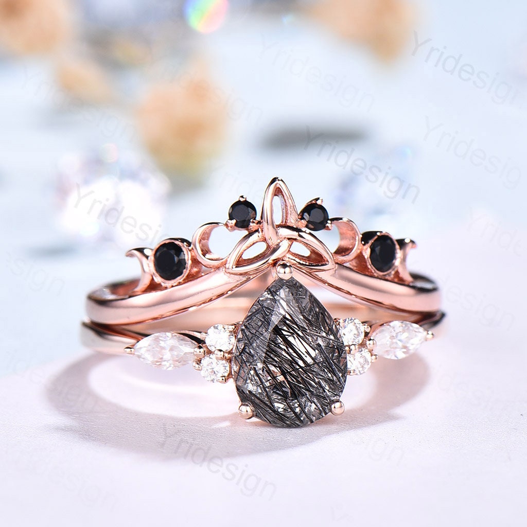 Schwarzer Rutilquarz Verlobungsring Set 14K Roségold Birnenförmiger Moissanit Ehering Annivesary Ring Versprechensring Für Sie von Yridesign