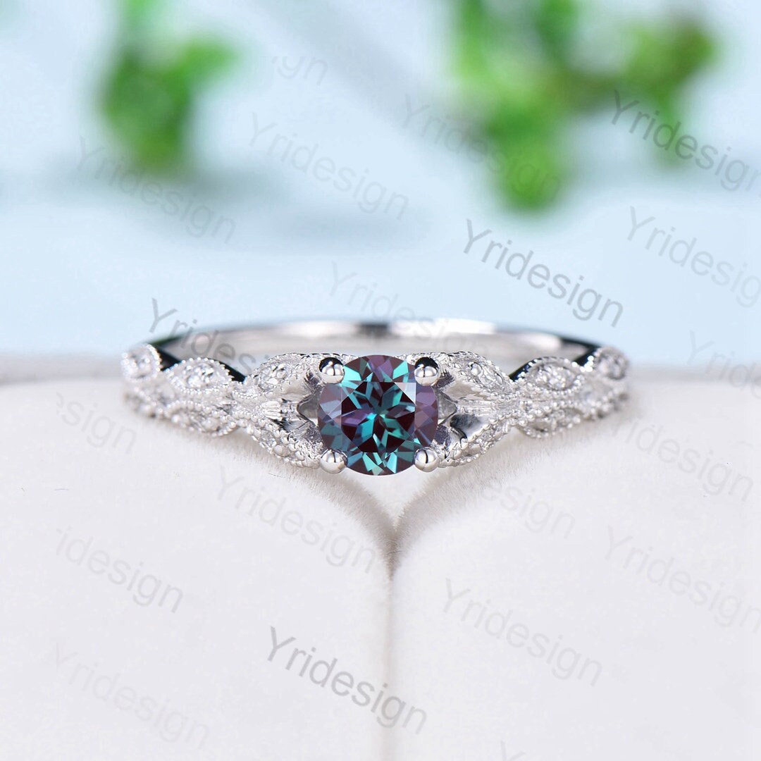 Zarter Alexandrit Verlobungsring Vintage Geteilter Schaft Farbwechsel Ring Weißgold Moissanite Versprechen Für Frauen von Yridesign