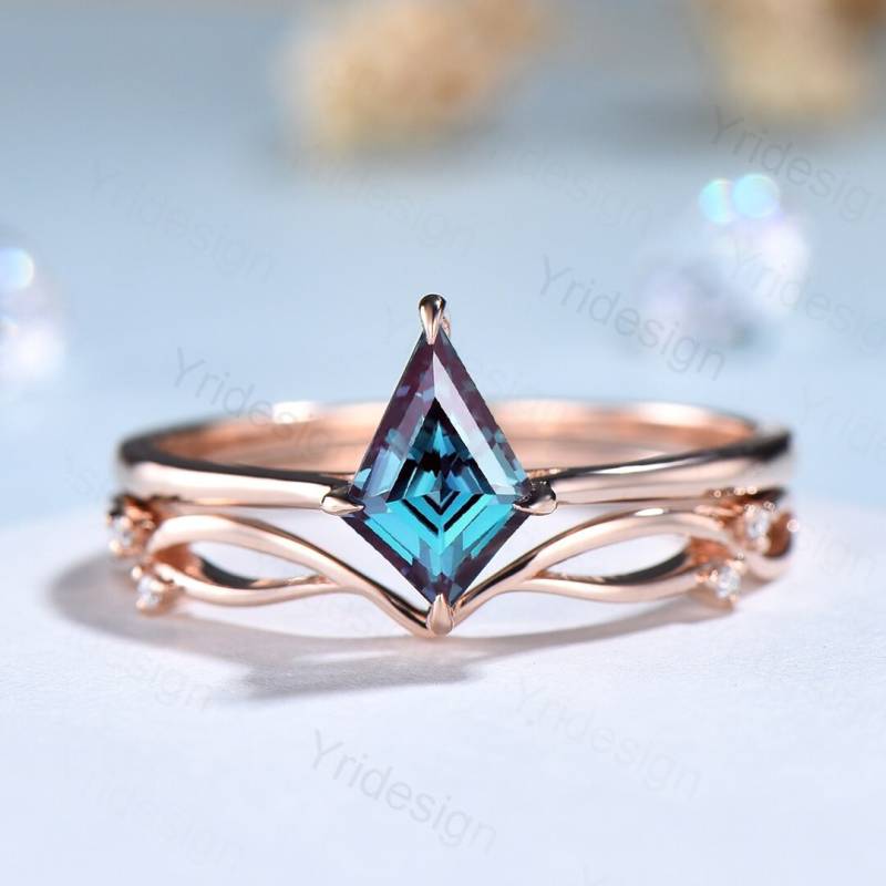 Zierliche Alexandrit Verlobungsring Set Kite Cut Solitär Ehering Rosegold Art Deco Juni Geburtsstein Braut-Set Jahrestagsgeschenk von Yridesign