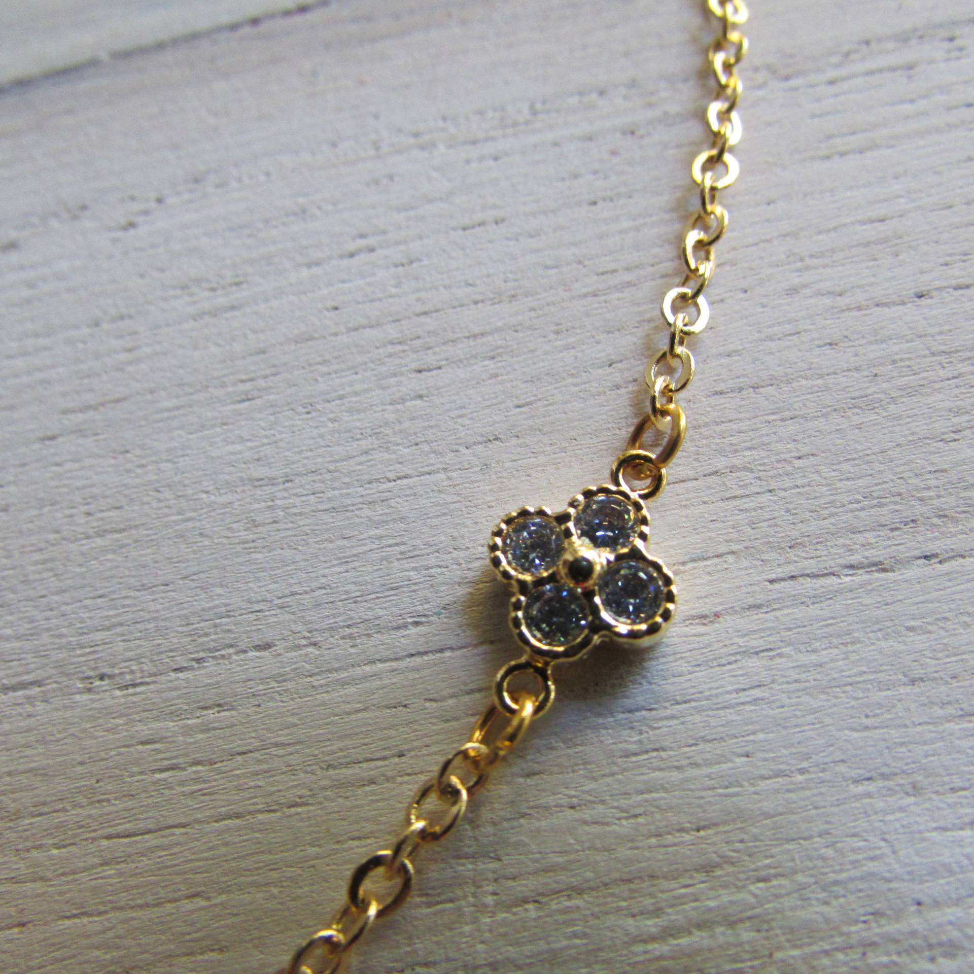 Feine Kleine Blumenkette Mit Klaren Kristallen Feine Kleine Blumenkette Mit Klaren Kristallen von YsArt