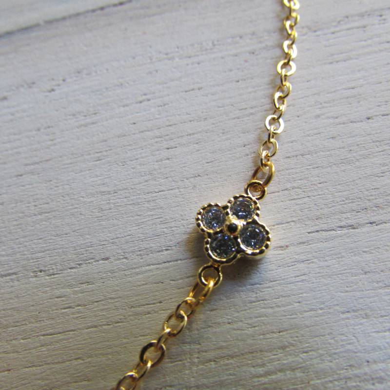 Feine Kleine Blumenkette Mit Klaren Kristallen Feine Kleine Blumenkette Mit Klaren Kristallen von YsArt