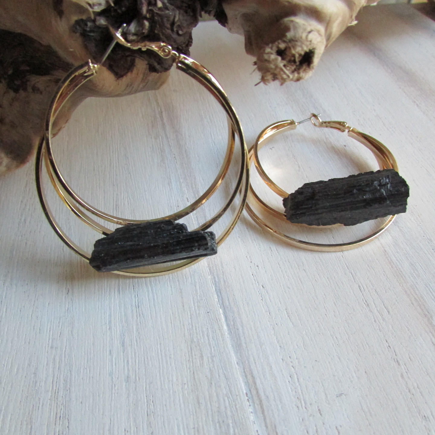 Goldene Ohrringe Und Schwarzer Turmalin Goldene Ohrringe Und Schwarzer Turmalin von YsArt