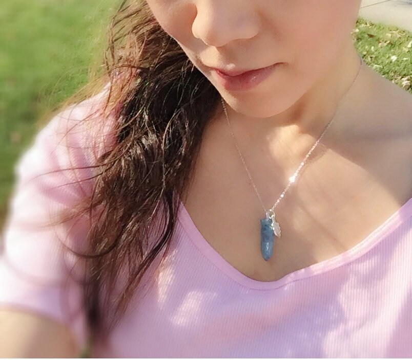 Aqua Aura Sterling Silber Halskette, Edelstein Verlassen Charme Kristall Punkt Halskette von YseraJewelry