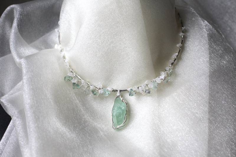 Draht Gewickelt Rohen Edelstein Halsring, Geflochten Halskette, Halsband, Fluorit Mondstein Rohen Anhänger von YseraJewelry