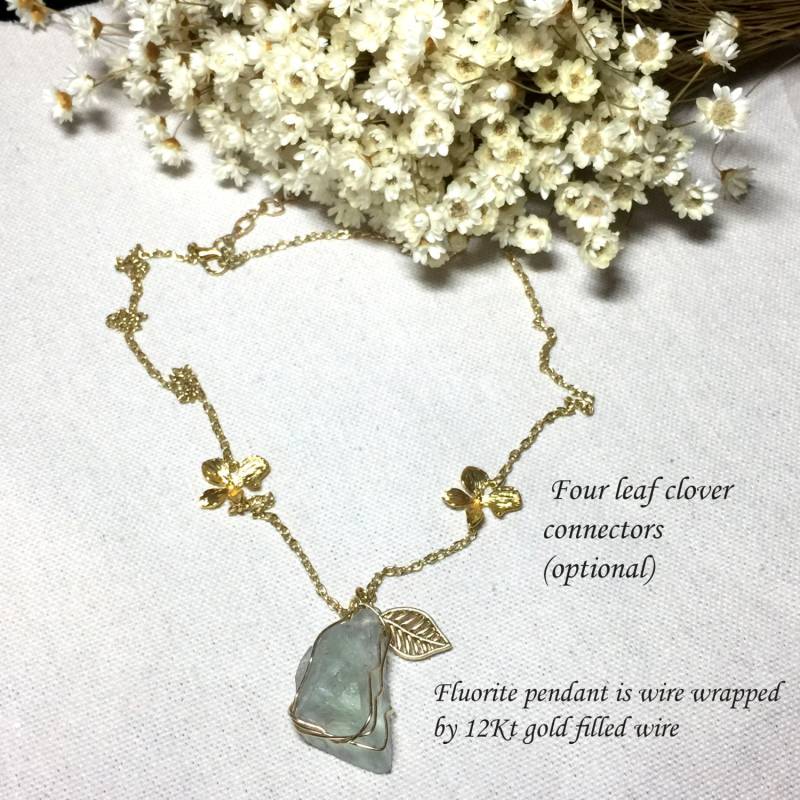 Gold Gefüllt Draht Wickeln Grün Fluorit Halskette, Rohgrün Lassen Charms Rohfluorit Anhänger Halskette von YseraJewelry