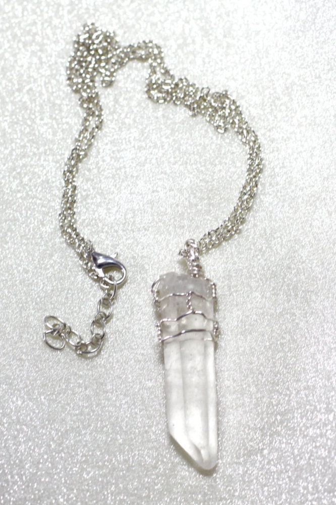 Klare Quarz Punkt Halskette, Kristall Draht Gewickelt Natürliche Edelstein Halskette von YseraJewelry