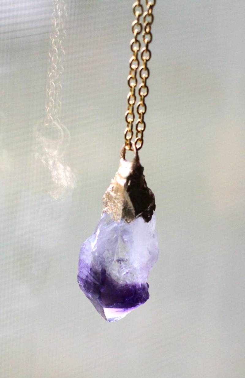 Rohe Amethyst Punkt Halskette, Gold Getaucht, Roh Natürliche Edelstein-Halskette, Rohe Edelstein-Halskette von YseraJewelry
