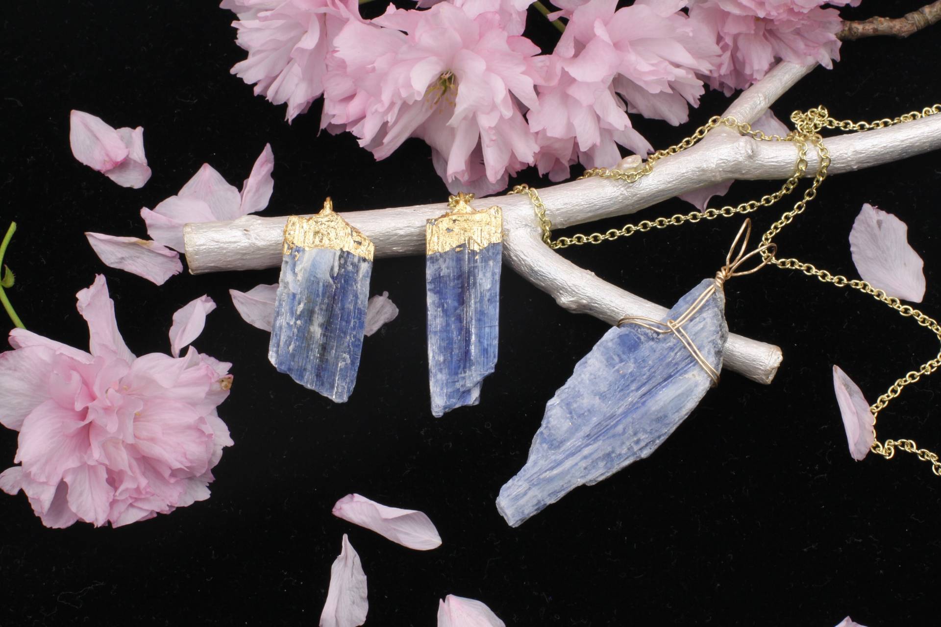 Rohe Kyanit-Anhänger-Halskette, Gold Getaucht Kyanit, Draht Umwickelte Kyanit-Kette, Umwickelt Rohe Blaue Edelsteinkette, Naturgemein Stein von YseraJewelry